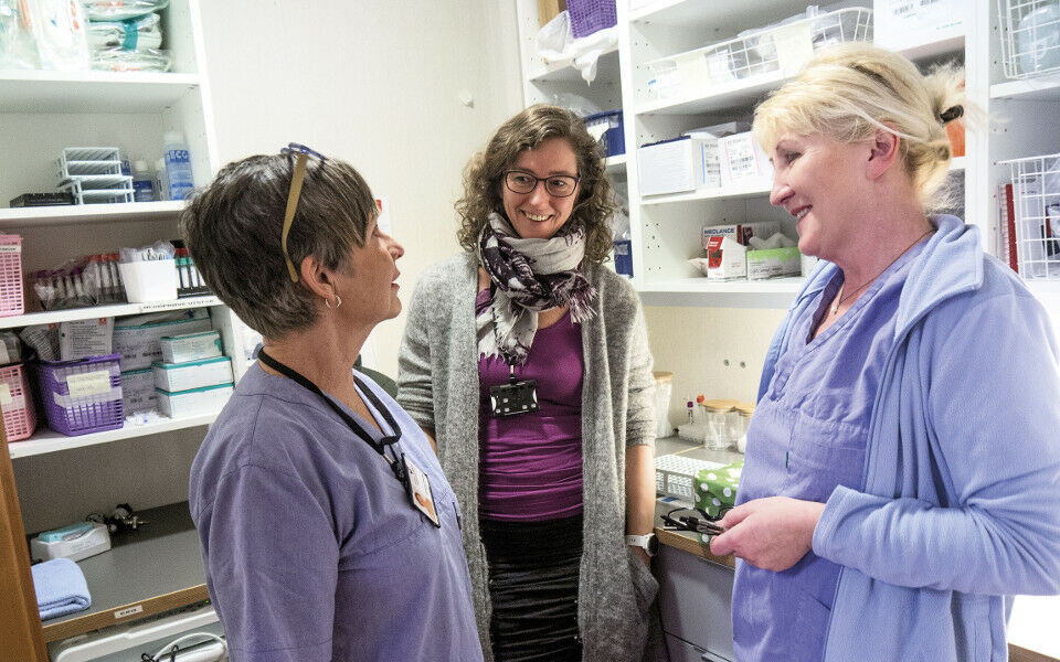 VEILEDEREN. Avdelingssykepleier Gøril Monsen (i midten) og sykepleier Arleen Harrington på Rovika måtte lære seg å ta blodprøver selv. Jannecke Peersen (til venstre) hjalp dem. Foto: Grete Hansen