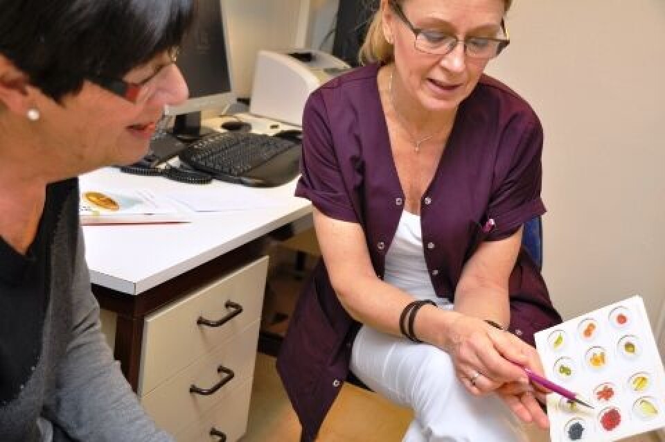 Bioingeniør Hanne Helle Bysting og pasient Unni Bjerkan diskuterer kosthold. Bjerkan kan stå i fare for å utvikle diabetes, Bysting skal hjelpe henne med å unngå det. Foto: Svein Arild Nesje-Sletteng