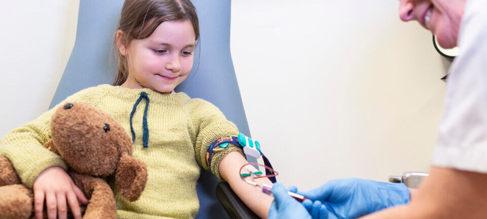 Blodprøvetakerens dilemma: Hva gjør du når barnet er redd for å ta blodprøve?