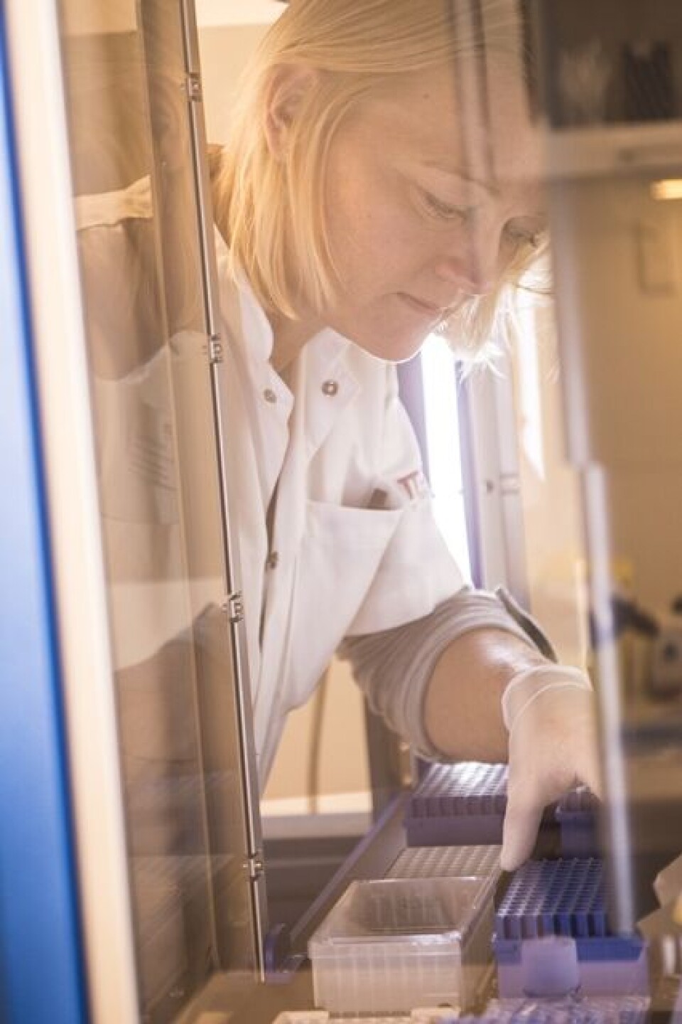 Robotten der laver Librarys. Afdelingsbioanalytiker Lone Andersen placerer bakker og tips ( pipette spidser) i robotten. Foto: Helle Arensbak