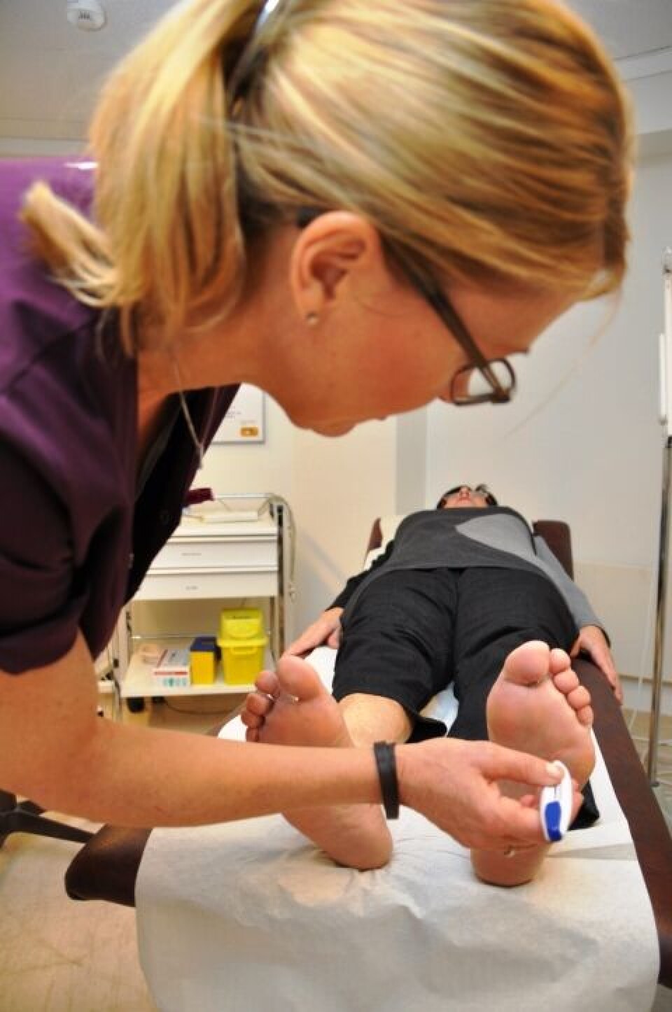Diabetespasienter kan utvikle alvorlige fotsår. Sjekk av følsomhet og puls i føttene er en av undersøkelsene Hanne Helle Bysting gjør under konsultasjoner i miniklinikken for diabetikere.