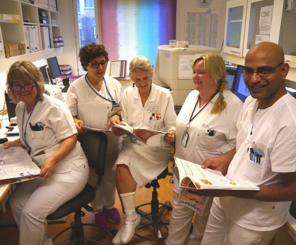 Kollegene studerer Bioingeniøren. Fra v. Else Marie Jørdre, Nærmil Ghadani, Nina Jahren, Eva Hjelljord og Jeganathan Sithamparanathan. Foto: Grete Hansen.
