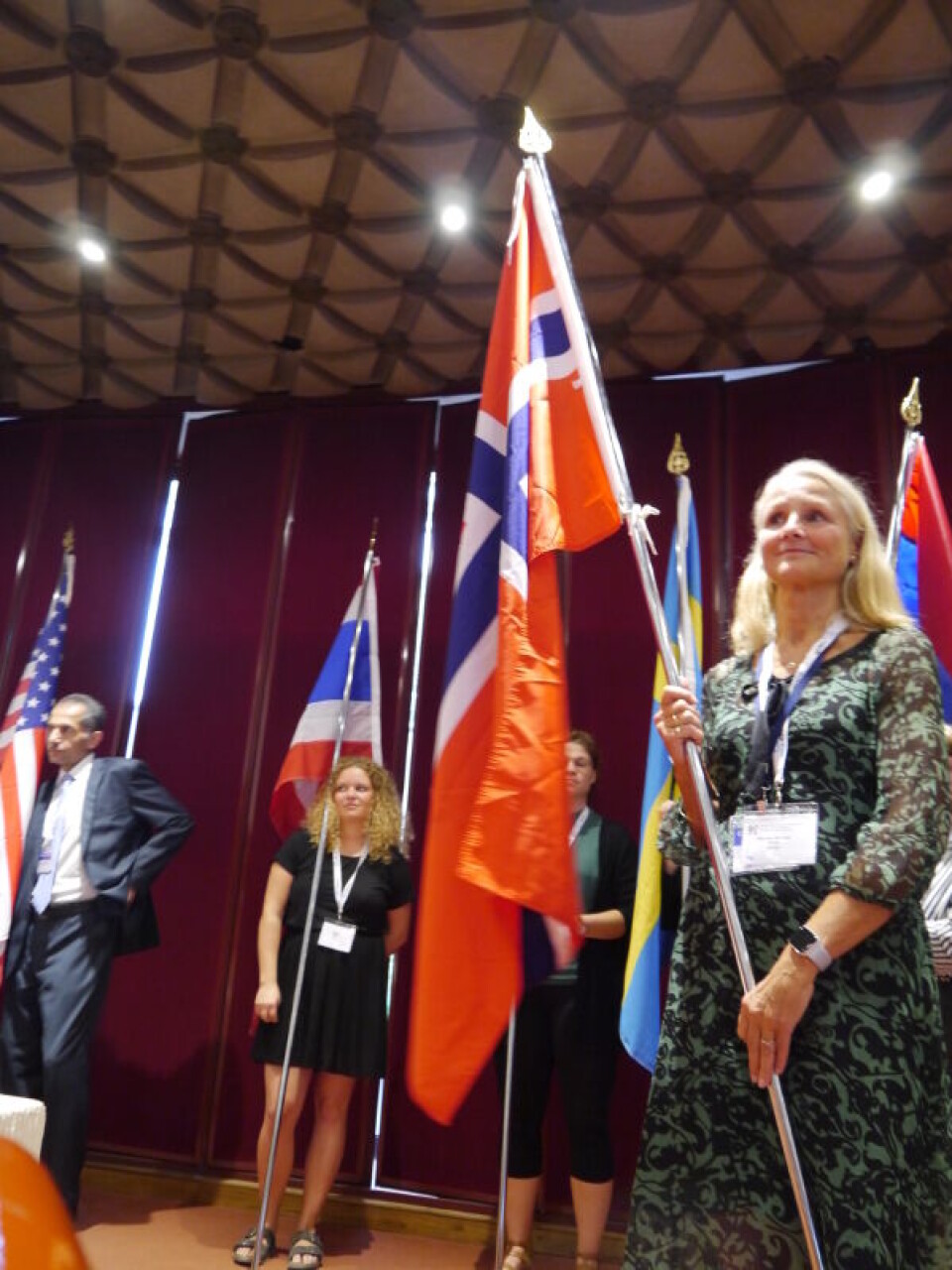 Rita von der Fehr klar med den norske flagget. Foto: Grete Hansen