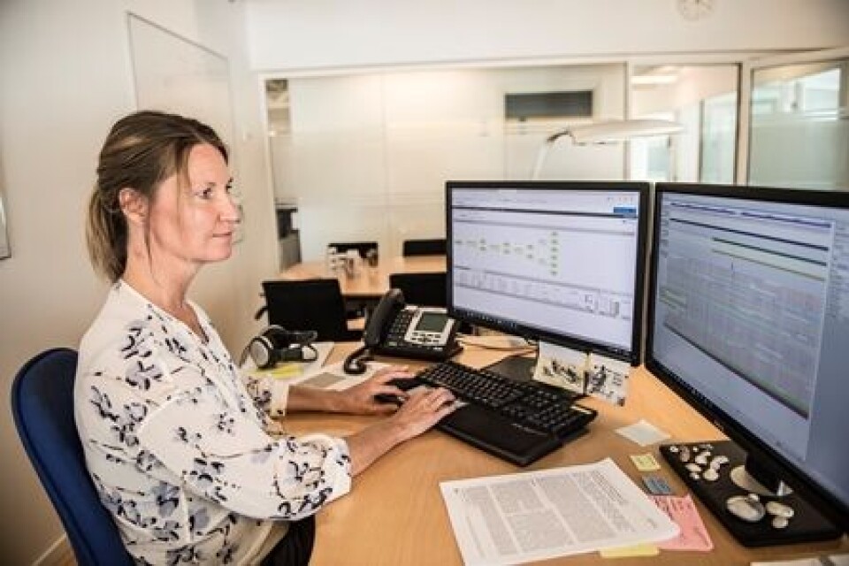 Tolkningen af data er et etisk ømtåleligt felt. ”Vi kigger kun i det, som vi er blevet bedt om, så vi ikke kommer til at se noget, vi ikke skal se. Analysen af hele patientens genom, ligger der jo”, siger molekylærbiolog Mette Gaustadnes. Foto: Helle Arensbak.