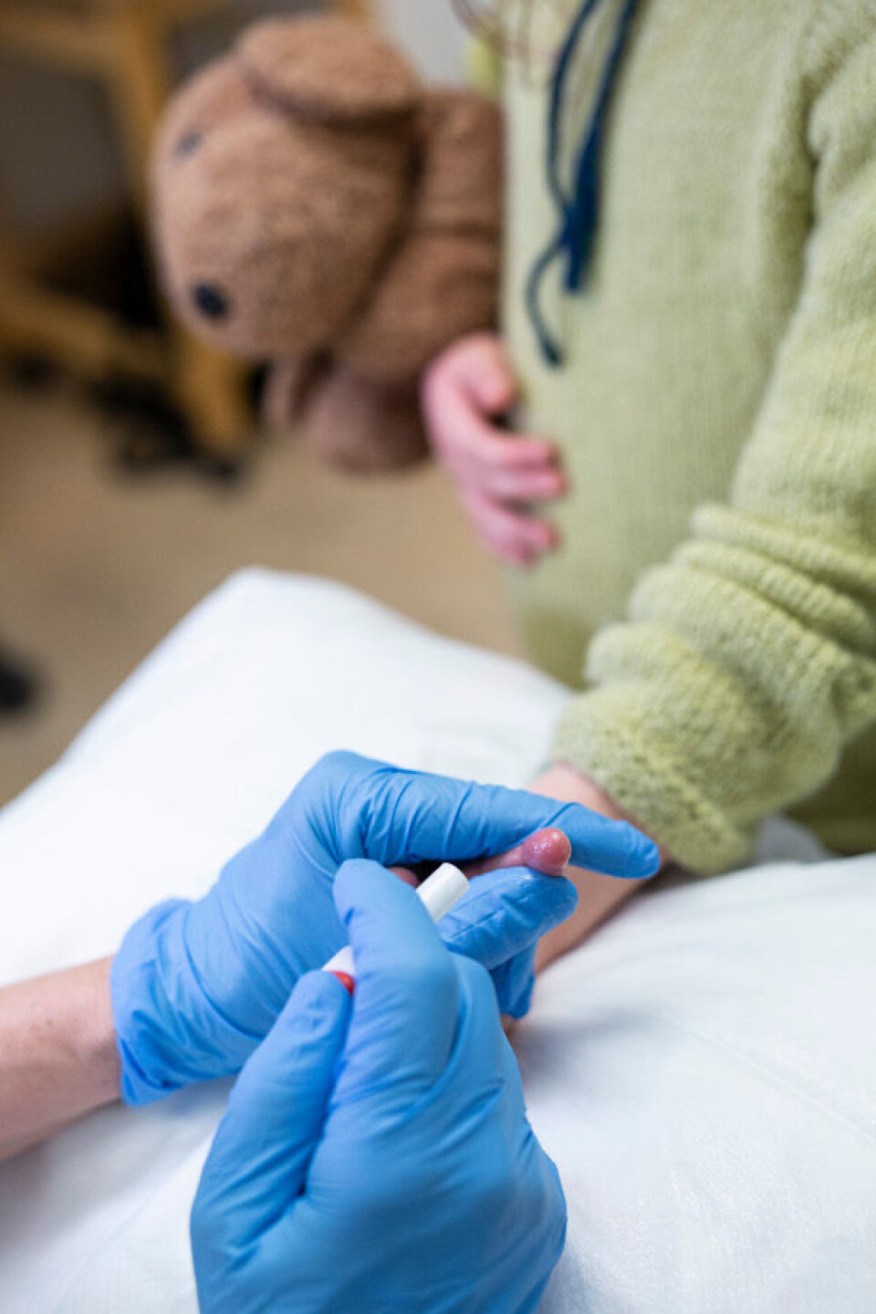 Mange barn tolererer et fingerstikk, mens en venøs prøve er tilnærmet umulig. Tilby derfor fingerstikk! Ill.foto: Annette Larsen.