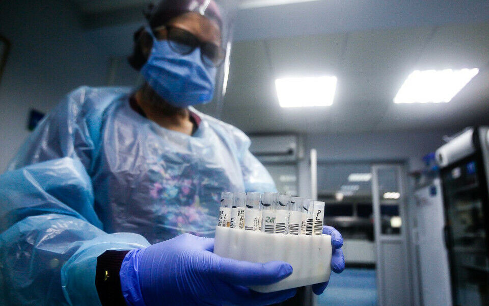 Det har vært - og er - knapphet på smittevernutstyr - som munnbind - i Latin-Amerika. Flere land i regionen har måttet ty til gjenbruk. Foto: Departamento de Comunicaciones, Hospital Clínico Universidad de Chile.