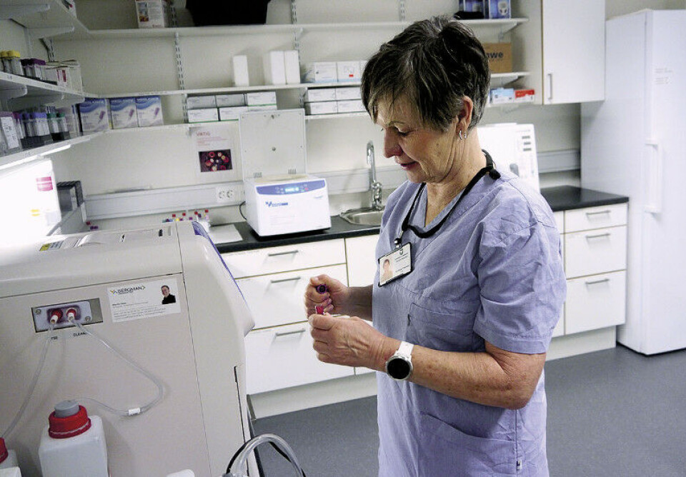 PÅ LABEN. Jannecke Peersens arbeidsplass er helt uten vinduer. Foto: Grete Hansen