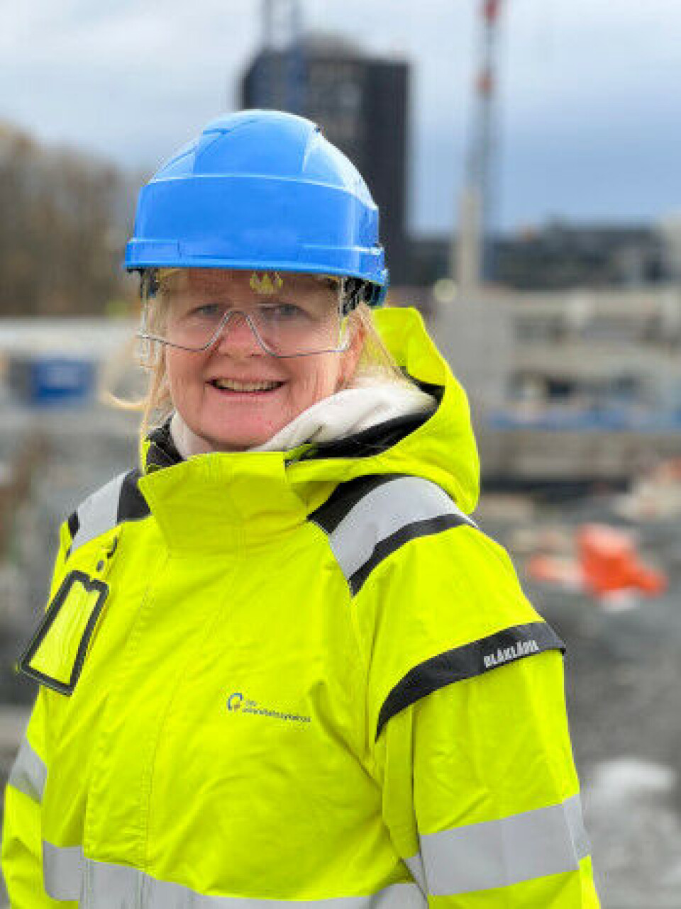 NYTT ARBEIDSANTREKK: Etter nesten 30 år på laboratoriet har bioingeniør Lise Lima Andresen lagt sin hvite uniform på hylla. I mars 2022 takket hun for seg som fagansvarlig bioingeniør ved mikrobiologisk avdeling, og begynte i ny jobb som fagkoordinator i prosjektet Nye OUS. Andresen har ansvar for å koordinere planleggingen av de nye laboratoriene i Livsvitenskapsbygget. Foto: OUS