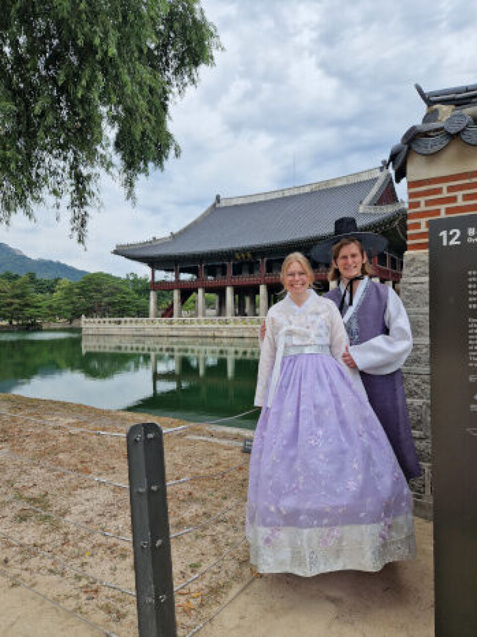 Ved Gyeongbokgung-palasset, iført tradisjonelle hanbok.