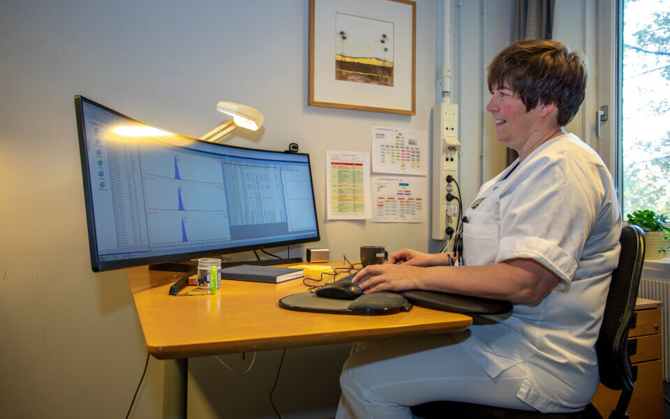 BIOINGENIØR: Store deler av arbeidsdagen til bioingeniør Christina Ripman Hansen tilbringes foran den ekstra brede dataskjermen på kontoret. Miljøgiftanalyser innebærer store mengder data. Ved instrumentell analyse måles mellom 20 og 60 stoffer i hver prøve, som det er Hansens oppgave å analysere og vurdere.