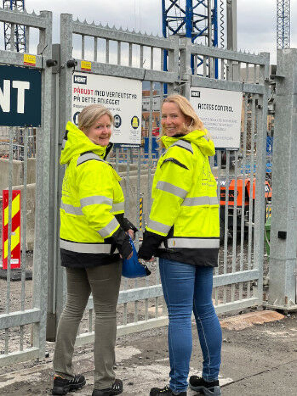 BEFARING: Fagkoordinator og bioingeniør Lise Lima Andresen (til venstre) og programleder for OUS i Livsvitenskapsbygget, Tine Hildisch, følger byggearbeidene med interesse. Foto: OUS