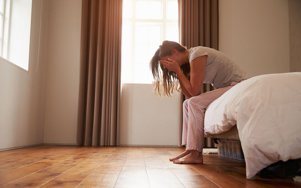 Føler du deg slik morgenen etter en kveldsvakt? Kveldsvakt etterfulgt av morgenvakt er vanlig på norske laboratorier. Det kan være minst like belastende som nattarbeid. Illustrasjonsfoto: iStockphoto