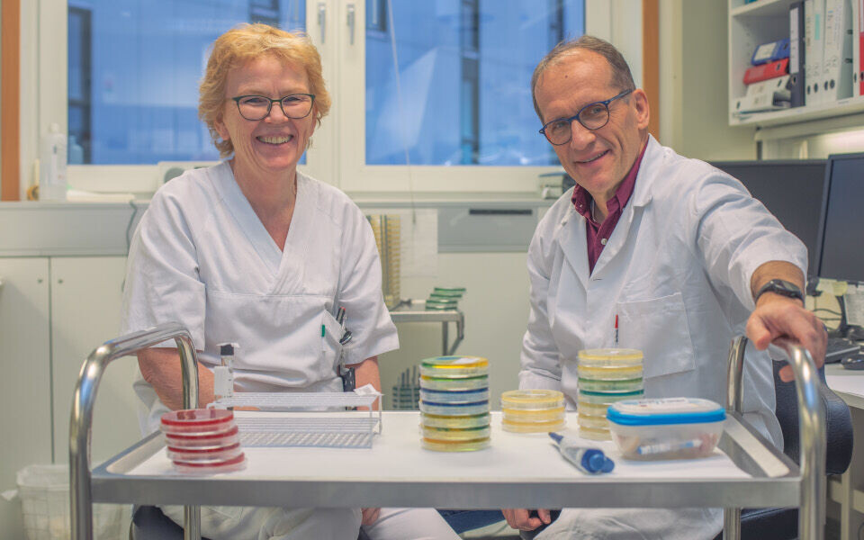 Seksjonsoverlege Arnfinn Sundsfjord og spesialbioingeniør Bjørg Haldorsen har vært med siden starten på K-res - for 20 år siden. Foto: Øystein Haugen