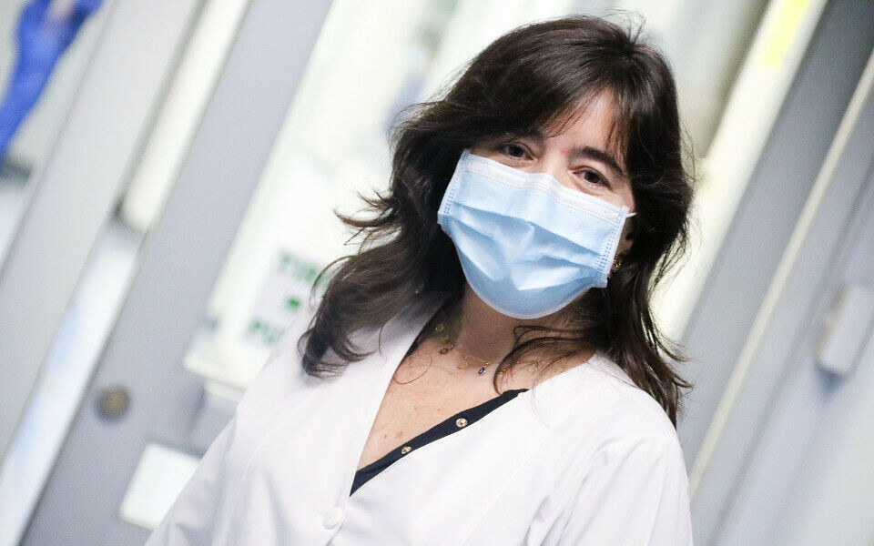 Det landet i Latin-Amerika som har utført flest koronatester, sammenliknet med innbyggertallet, er Chile med 88 prøver per 1000. Maria Jesus Vial er laboratoriesjef ved sykehuset til Universidad de Chile i Santiago. Foto: Departamento de Comunicaciones, Hospital Clínico Universidad de Chile.