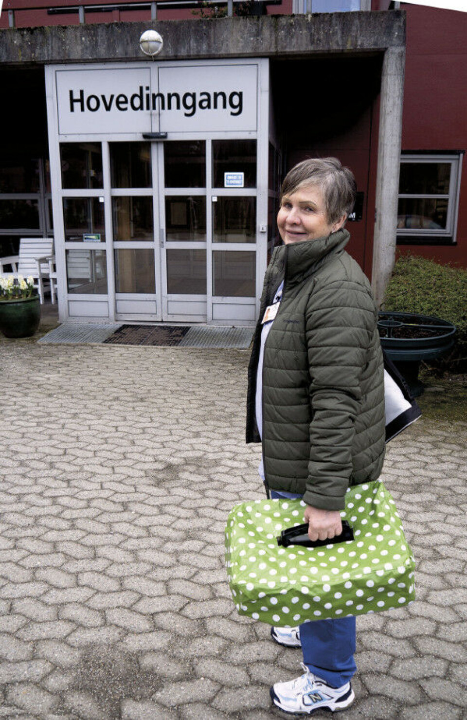 DAGENS FØRSTE SYKEHJEMSBESØK. Jannecke Peersen på vei inn på Rovika bo- og aktivitetssenter. Foto: Grete Hansen