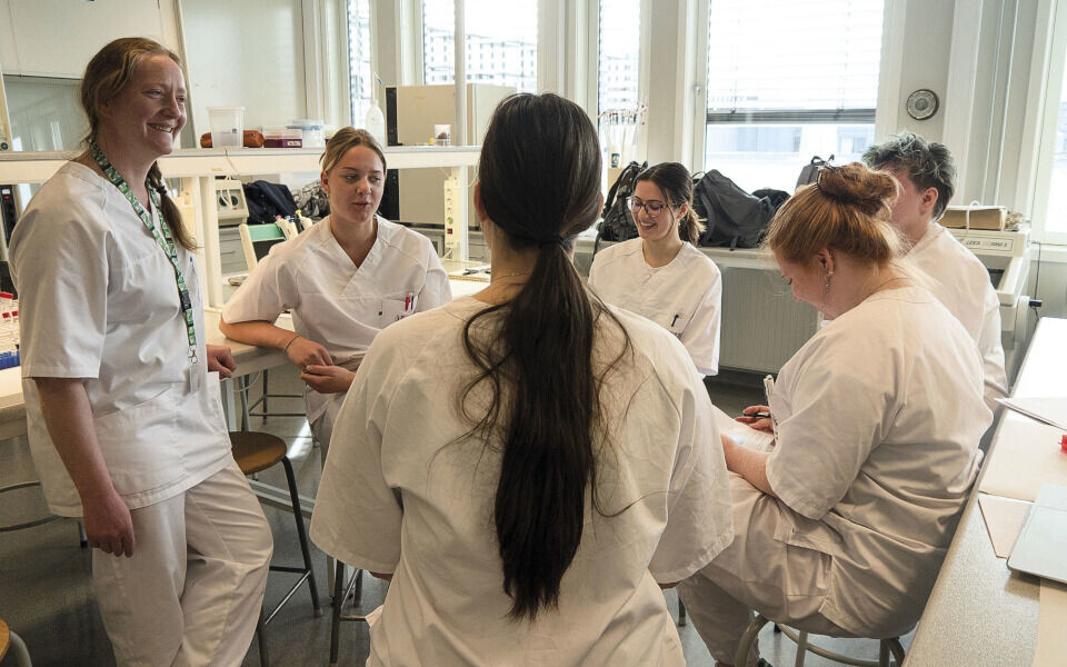 Elisabeth Ersvær er studieprogramansvarlig for bioingeniørutdanningen. I dag gir hun praktisk laboratorieopplæring til halvparten av høgskolens aller første bioingeniørkull. Foto: Grete Hansen