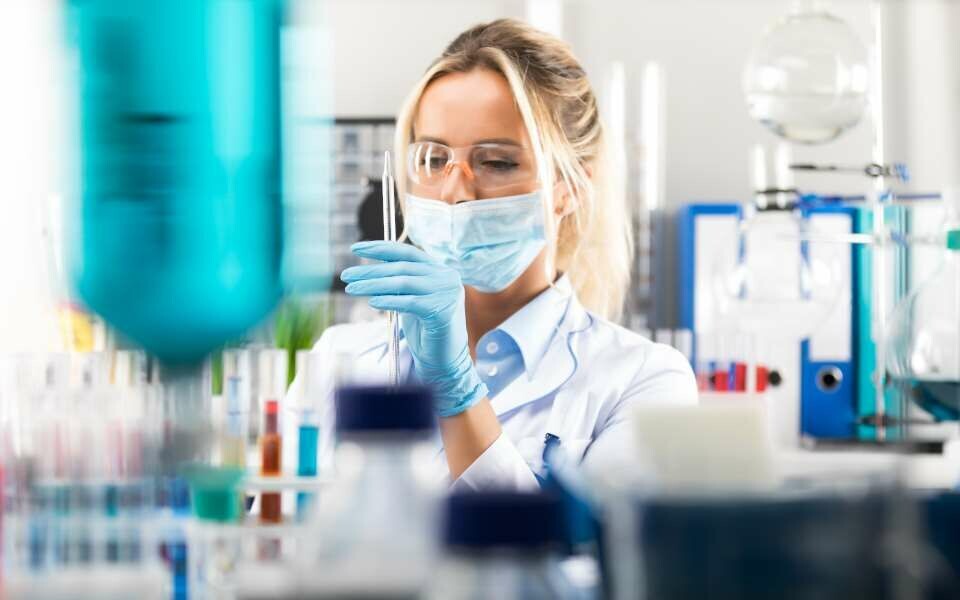 Oppdatering av kompetanse vil gi oss bioingeniører belønning ved at vi leverer bedre på jobben, føler på en sterkere motivasjon, samtidig som vi skaper muligheter for egen karriere fremover. Illustrasjon: iStock