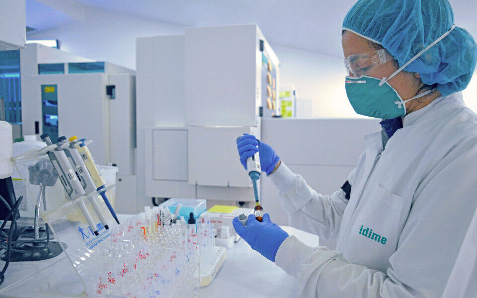 Colombiansk bioingeniør ved det private Idime-laboratoriet analyserer covidprøver. Foto: Identidad Corporativa - Idime