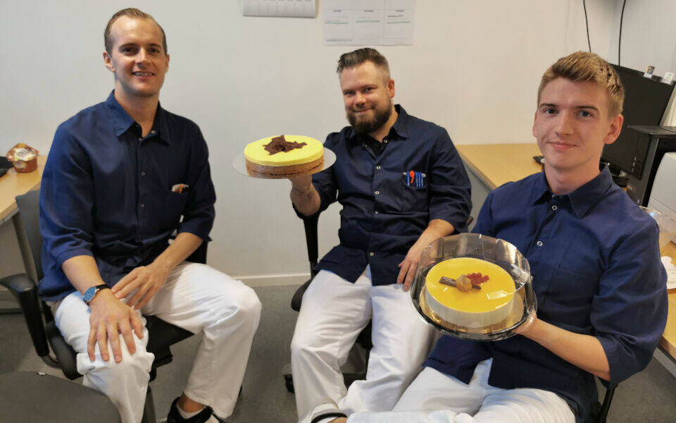 Seier til Fürst i kryssordkonkurransen i nr. 6. Dermed ble det kake på Robert Edin Hanssen (foran) og kollegene. Foto: Privat