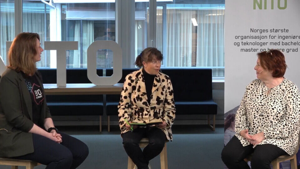 Cathrine Calvert (i midten) gir tilbakemeldinger til Kaja Marienborg (t.v.) og Mette Lundstrøm Dahl.
