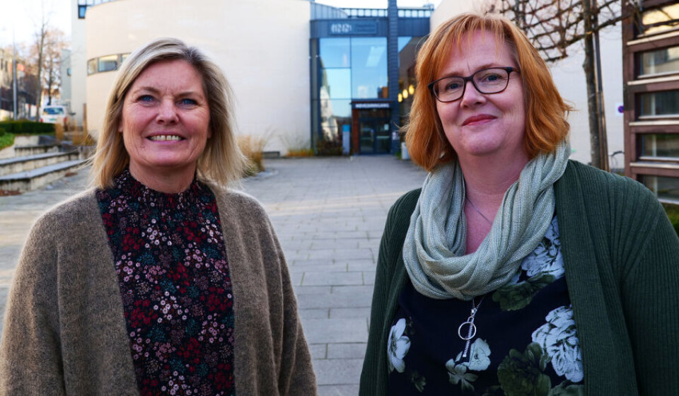 Else-Berit Stenseth (t.v.), bioingeniør/senioringeniør ved Institutt for bioteknologi, har jobbet ved høgskolen siden 1997. Frøydis Myromslien leder instituttet. Foto: Espen Kristiansen, Høgskolen i Innlandet