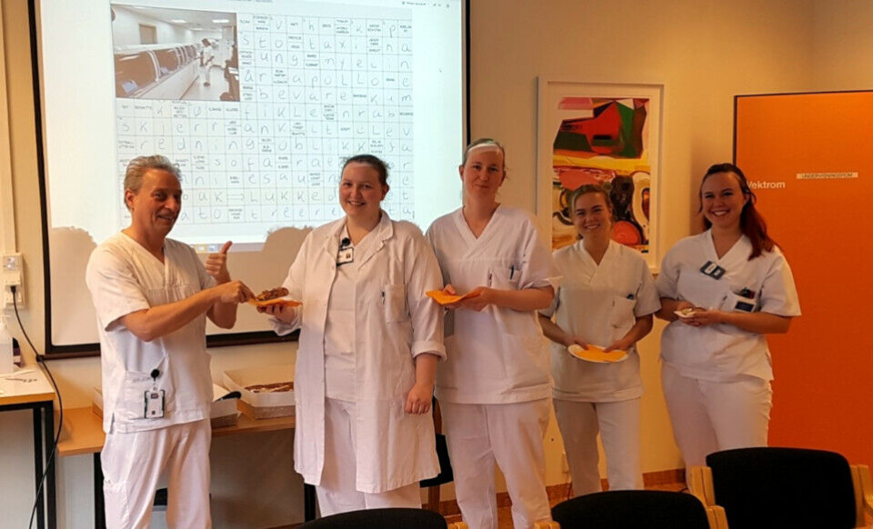 Denne gangen gikk kryssordkaken til bioingeniørene på medisinsk biokjemi ved Stavanger universitetssjukehus. Foto: Privat