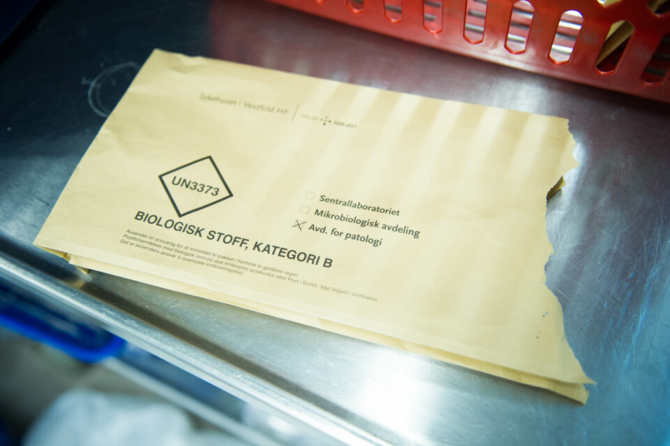 Sykehuset i Vestfold har transporttjeneste som henter prøver fra legekontor i distriktet. Noen legekontor sender prøver fortløpende, andre samler opp prøver og sender én gang i uka. Prøvene analyseres som regel samme dag som de ankommer. Konvolutt med prøver.
