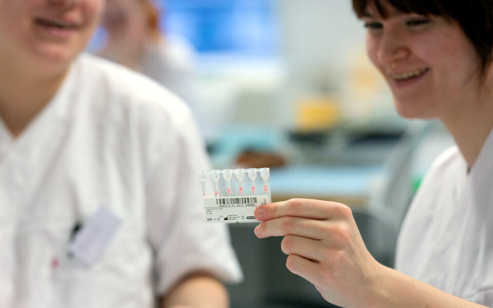 Bioingeniørstudenter ved Høgskulen på Vestlandet. Det er beregnet at Norge vil ha et underskudd på 800-1200 bioingeniører innen 2040. Illustrasjonsfoto: Kristin Risa