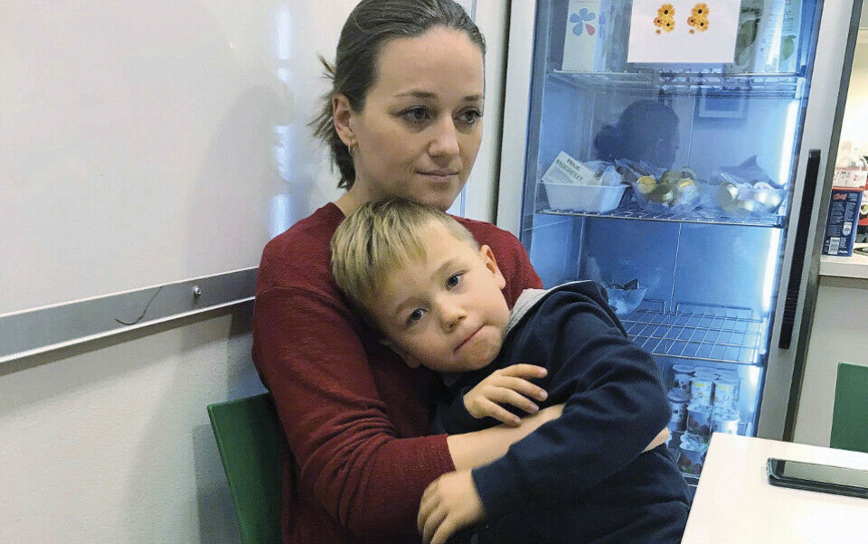 Bettina Lindgren på et av tallrike sykehusopphold med yngstesønnen Max. Foto: privat