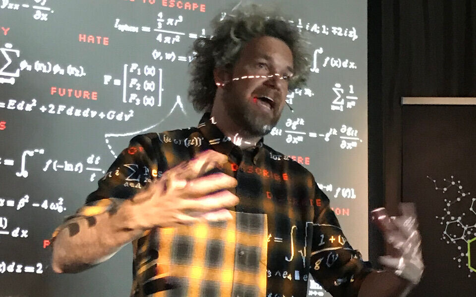 Verden skriker etter enkle forklaringer på kompliserte ting, det har Jo Røislien gjort noe med. Han er matematiker, professor og kjent fra TV-produksjoner som Siffer og Jakten på verdens største tall. På bioingeniørkongressen holdt han to foredrag – begge om forskning, informasjon og kommunikasjon. Foto: Grete Hansen