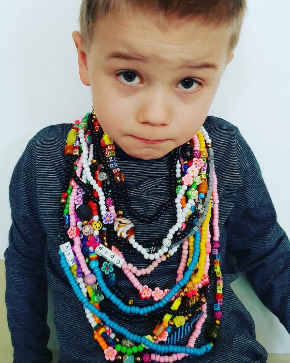 «Perler for helter» er et tiltak fra Løvemammaene. Hver perle symboliserer noe barnet har vært igjennom. De sorte perlene symboliserer blodprøver. Max har mange perler …
