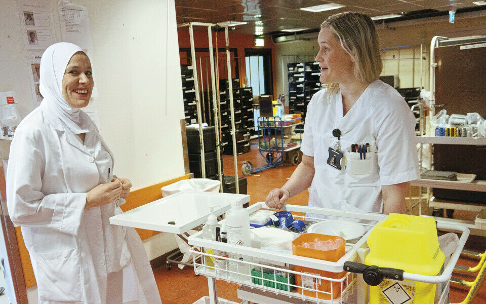 Asma Hasnaoui og Vibeke Søllesvik er helsesekretærer på henholdsvis sengepost og lab. Begge tar blodprøver daglig. Foto: Grete Hansen
