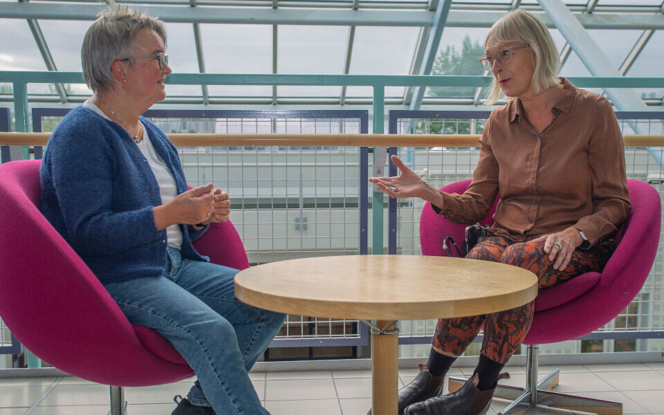 Kirsti Hokland forteller om hjerteinfarktet for to år siden og Maja-Lisa Løchen konkluderer: - Du ble utsatt for leger som ikke gjorde jobben sin. Foto: Øystein Haugen