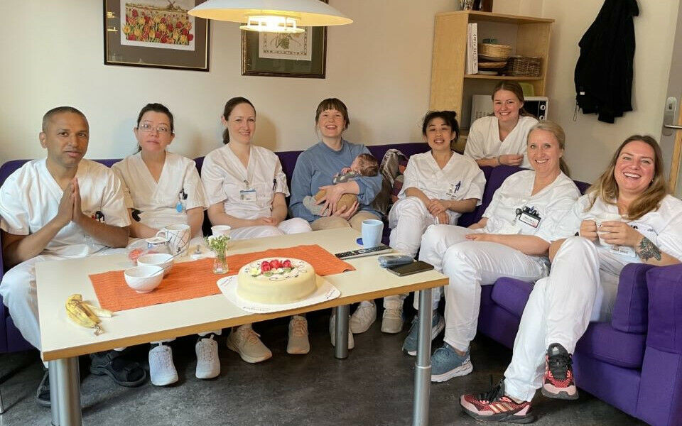 Månedens kryssordvinner, Hedda Marie Bondehagen, er i fødselspermisjon og hadde med babyen for å spise kake med kollegene på Ringerike sykehus. Foto: Privat