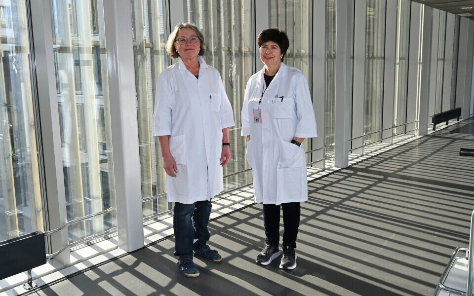 Randi Vik (til venstre) og Liv Ryan har gått i delvis midlertidig stilling gjennom hele yrkeslivet. Foto: Jørn Ove Sæternes.