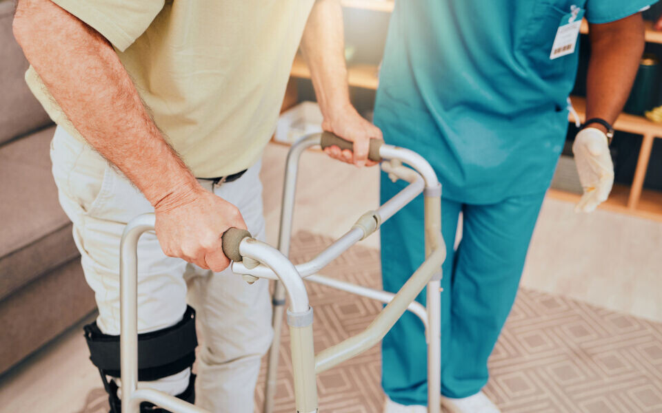 Innen 2050 blir antall eldre over 65 år i Norge fordoblet. Det vil føre til økt grad av pasientnær analysering og selvtesting. Foto: iStockphoto.