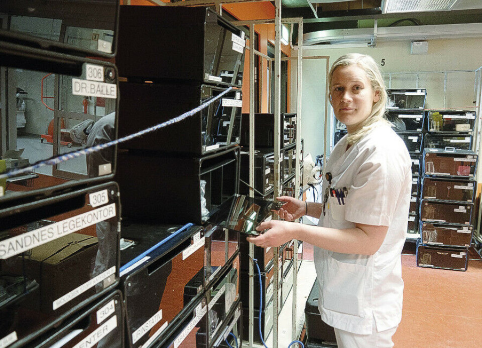 Hele 50 prosent av alt som analyseres på medisinsk biokjemi på SUS kommer fra primærhelsetjenesten. Vibeke Søllesvik viser fram boksene prøvene fraktes i. Foto: Grete Hansen