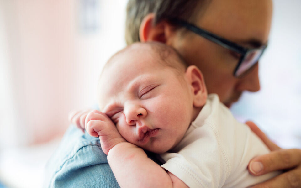 Avhengig av når Stortinget behandler saken, kan det bli varig lagring av nyfødtes screeningprøver fra og med 1. juli 2018. Det skriver Dagens Medisin. Illustrasjonsfoto: iStockphoto / Halfpoint