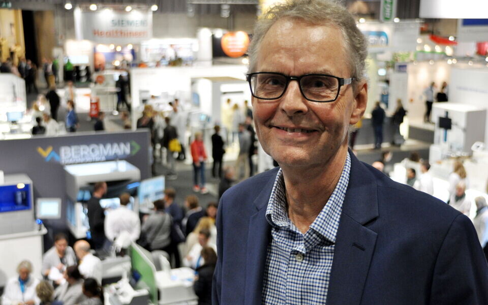 Første dag av Lab 18 – den tiende labmessen i rekken – og Tore Flaatrud kan fornøyd konstatere at alt er på stell. I tre dager skal bransjen vise frem siste nytt av utstyr til potensielle kunder. Foto: Svein Arild Nesje-Sletteng