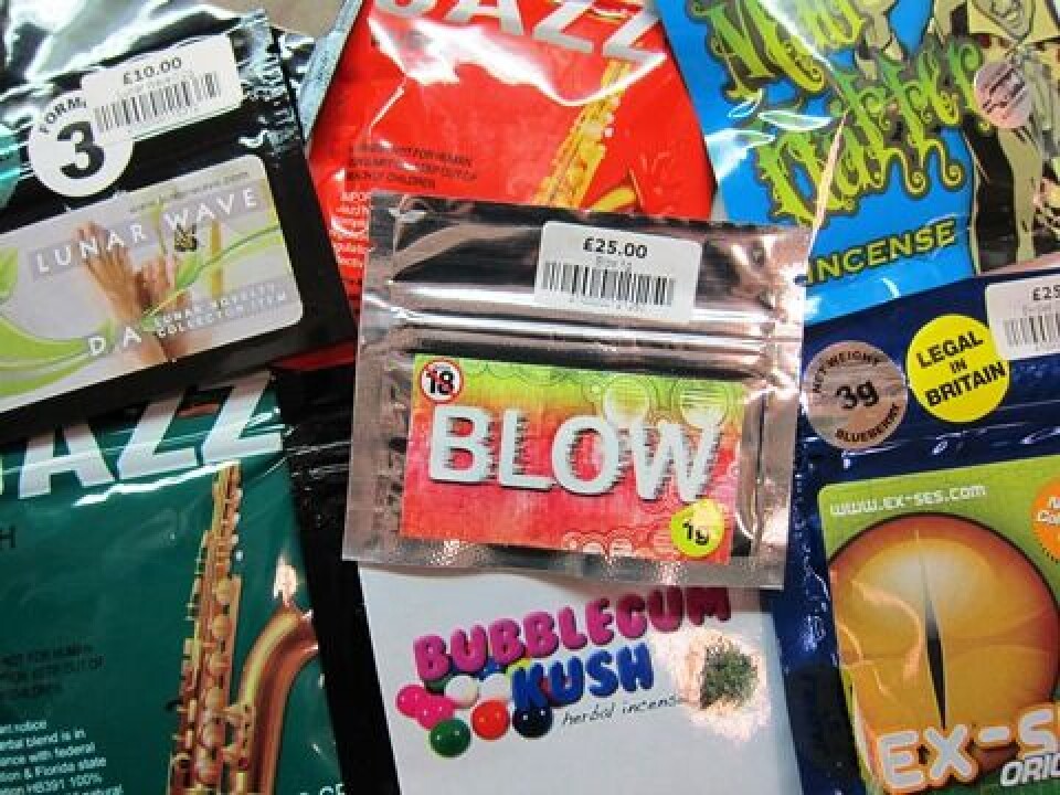 Syntetiske rusmidler, ferdig pakket for salg. For å omgå lover og regler merkes produktene ofte med «not for human consumption» og gir seg ut for å være helt andre ting enn det de faktisk er. Foto: Kripos