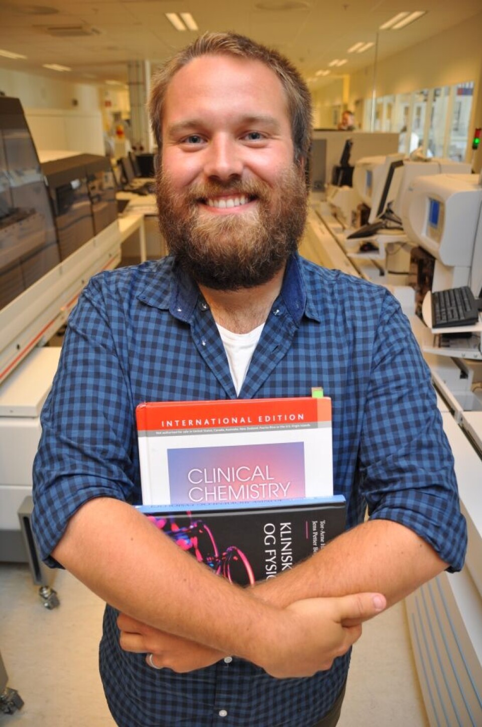 Da Eirik Olsen begynte på bioingeniørutdanningen, hadde han en mastergrad i lingvistikk, lang fartstid på Blindern og null kjennskap til laboratorievirksomhet. Nå er han tredjeårsstudent ved Høgskolen i Oslo og Akershus, og har hatt både sommerjobb og praksis på laboratoriet. Foto: Svein Arild Nesje-Sletteng. Da Eirik Olsen begynte på bioingeniørutdanningen, hadde han en mastergrad i lingvistikk, lang fartstid på Blindern og null kjennskap til laboratorievirksomhet. Nå er han tredjeårsstudent ved Høgskolen i Oslo og Akershus, og har hatt både sommerjobb og praksis på laboratoriet. Foto: Svein Arild Nesje-Sletteng.