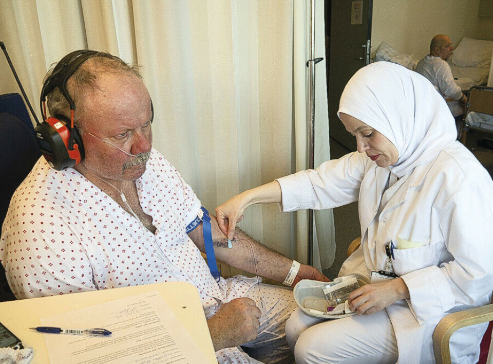 Asma Hasnaoui liker å ta blodprøver. Hun ringte selv til medisinsk biokjemi og ba om å få hospitere i tre uker. Foto: Grete Hansen