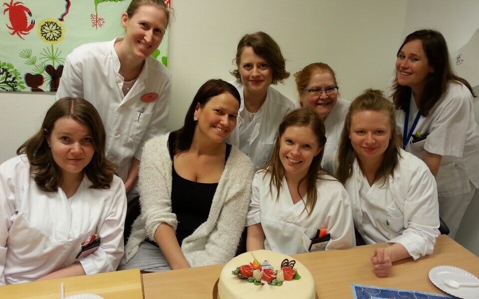 Vinneren og kolleger, med premien klar til å fortæres. Foran (f.v): Line Mjåtveit Hansen, Linn Tellnes, Inger Skaug (vinner), Silje Kristiansen. Bak (f.v): Ida Linde, Marie Kristine Birketvedt-Jones, Annie Buchanan Nilsen, Lise Skaar. Foto: Privat
