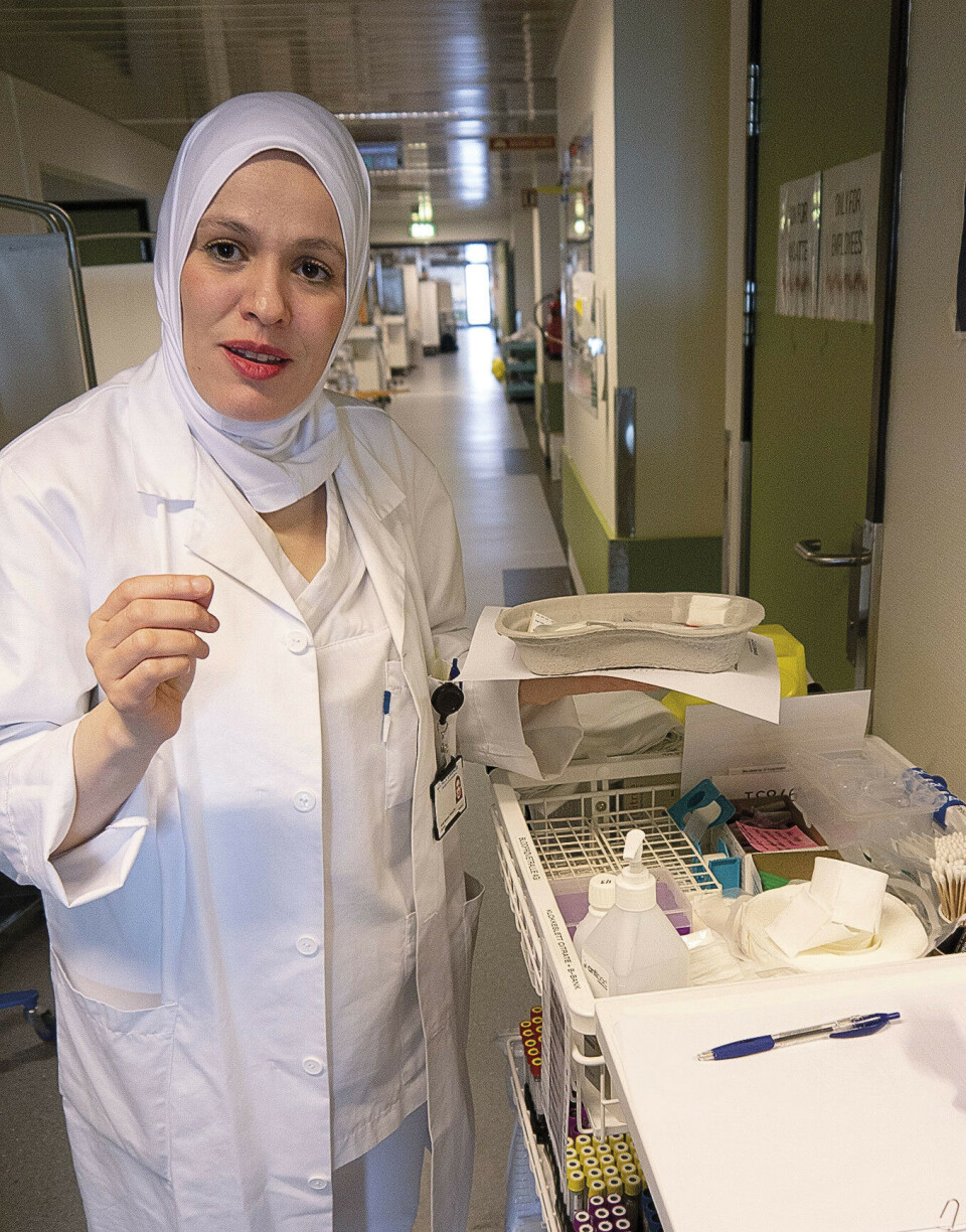 Asma Hasnaoui er en av helsesekretærene 'på post' som tar blodprøver. Foto: Grete Hansen