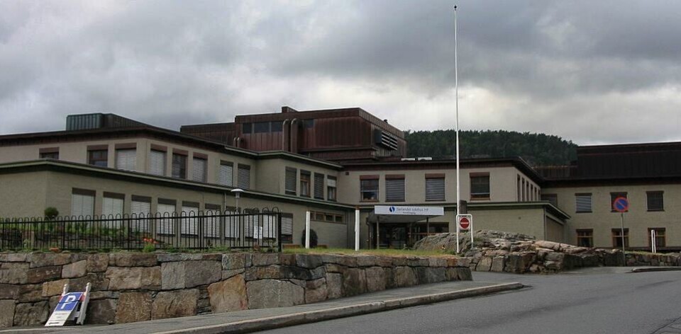 Bioingeniørene ved Sørlandet sykehus, Flekkefjord, frykter at vaktordningen gjør dem så slitne at det går ut over pasientsikkerheten. Foto: Jarle Vines (Creative Commons Attribution Sharealike 3.0)*