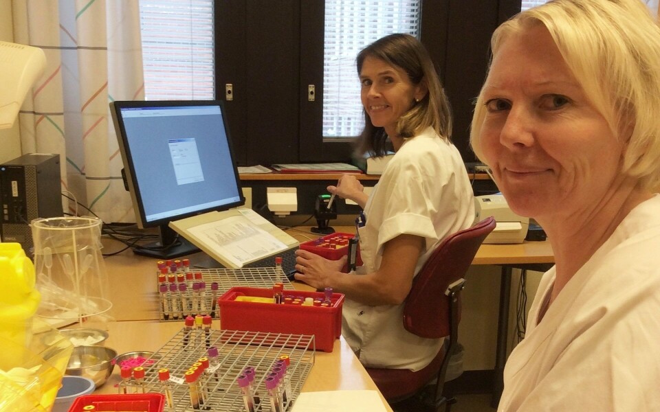 Laboratorium for medisinsk biokjemi ved Sykehuset Innlandet Elverum mottaksregistrerer mange hundre prøver hver dag. Her er det helsesekretær Mona Irene Paulsen (foran) og bioingeniør Hege Tangstad Myrvang som registrerer prøvene. Foto: Kari van den Berg