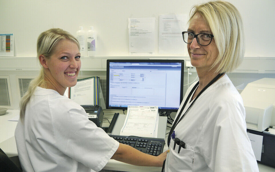 Therese Worren Larsen og Marit Bølviken Mathisen synes LVMS er mer oversiktlig og gir bedre prøveflyt enn de gamle systemene. Foto: Grete Hansen
