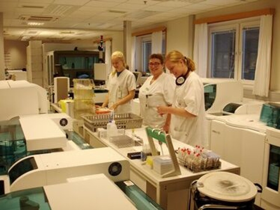 Totalautomasjon har gitt kortere svartid ved Laboratoriemedisin i Tromsø. Fra venstre: Ane Elvemo, seksjonsleder Lisbeth Hansen og Carina Strøm. Foto: Roche Elvmo Hansen Strøm