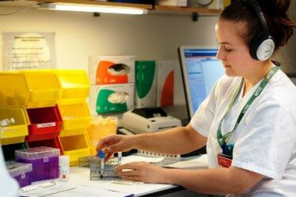 Støynivået ved arbeidsposten til bioingeniør Christine Meling ved Stavanger universitetssykehus målt til 60 dB i snitt, noe som tilsvarer støy fra en normal samtale. For å kunne konsentrere seg, bruker hun øreklokker. Meling