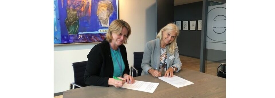 Cathrine Hennig (Spekter) og Siri Røine (SAN) setter punktum for årets lønnsoppgjør i helseforetakene. Foto: SAN
